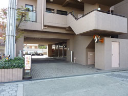 ���l�K�[�f���n�E�X